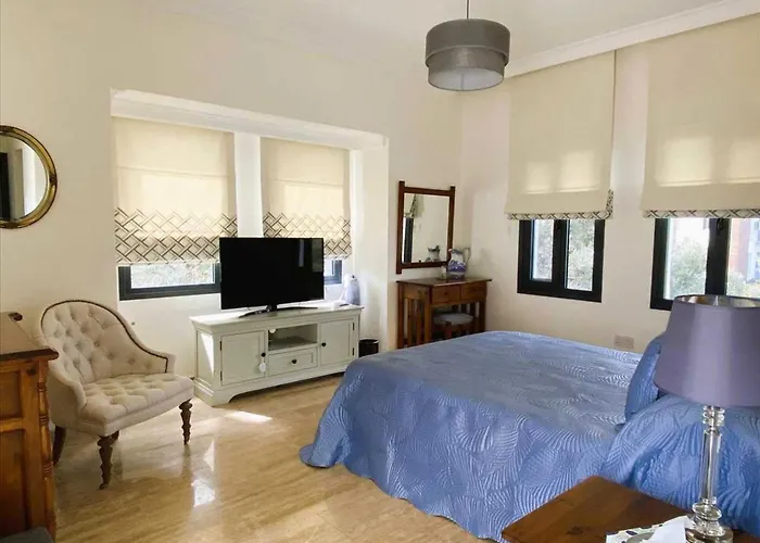 Villa Kyrenia Villa *